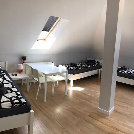 Klimatyzowane Apartamenty I Pokoje Przy Targach Kielce Exteriör bild