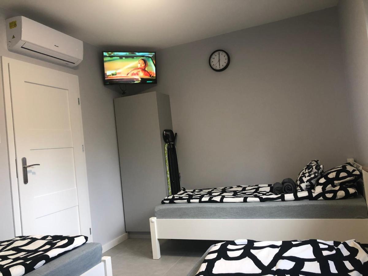 Klimatyzowane Apartamenty I Pokoje Przy Targach Kielce Exteriör bild