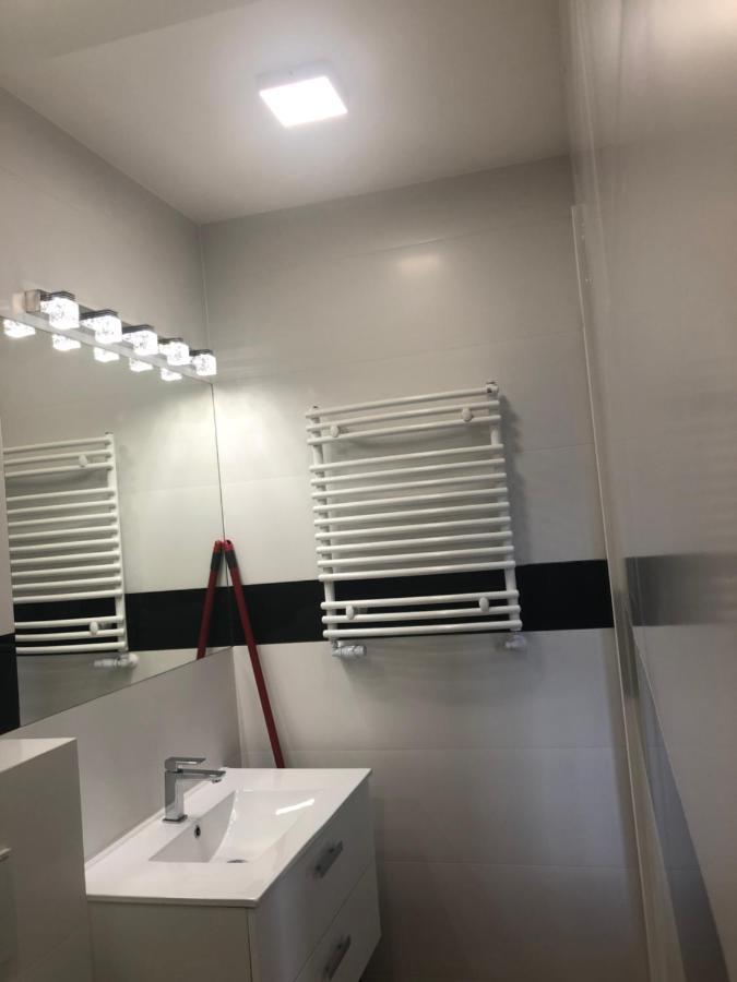 Klimatyzowane Apartamenty I Pokoje Przy Targach Kielce Exteriör bild