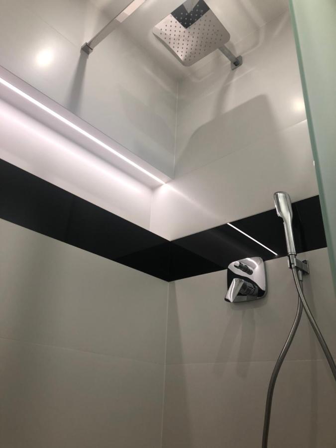 Klimatyzowane Apartamenty I Pokoje Przy Targach Kielce Exteriör bild