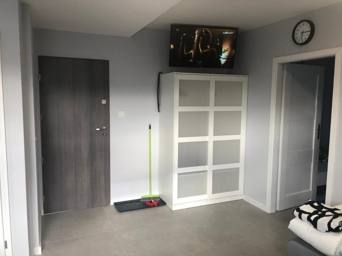 Klimatyzowane Apartamenty I Pokoje Przy Targach Kielce Exteriör bild