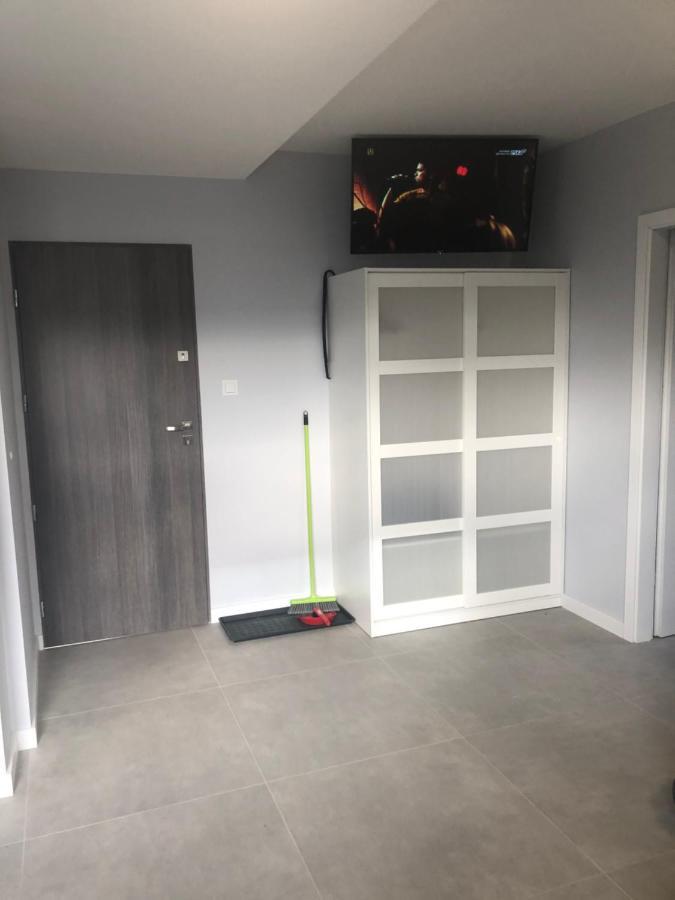 Klimatyzowane Apartamenty I Pokoje Przy Targach Kielce Exteriör bild