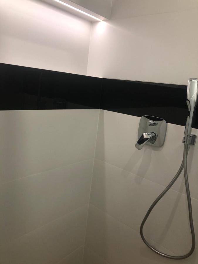 Klimatyzowane Apartamenty I Pokoje Przy Targach Kielce Exteriör bild