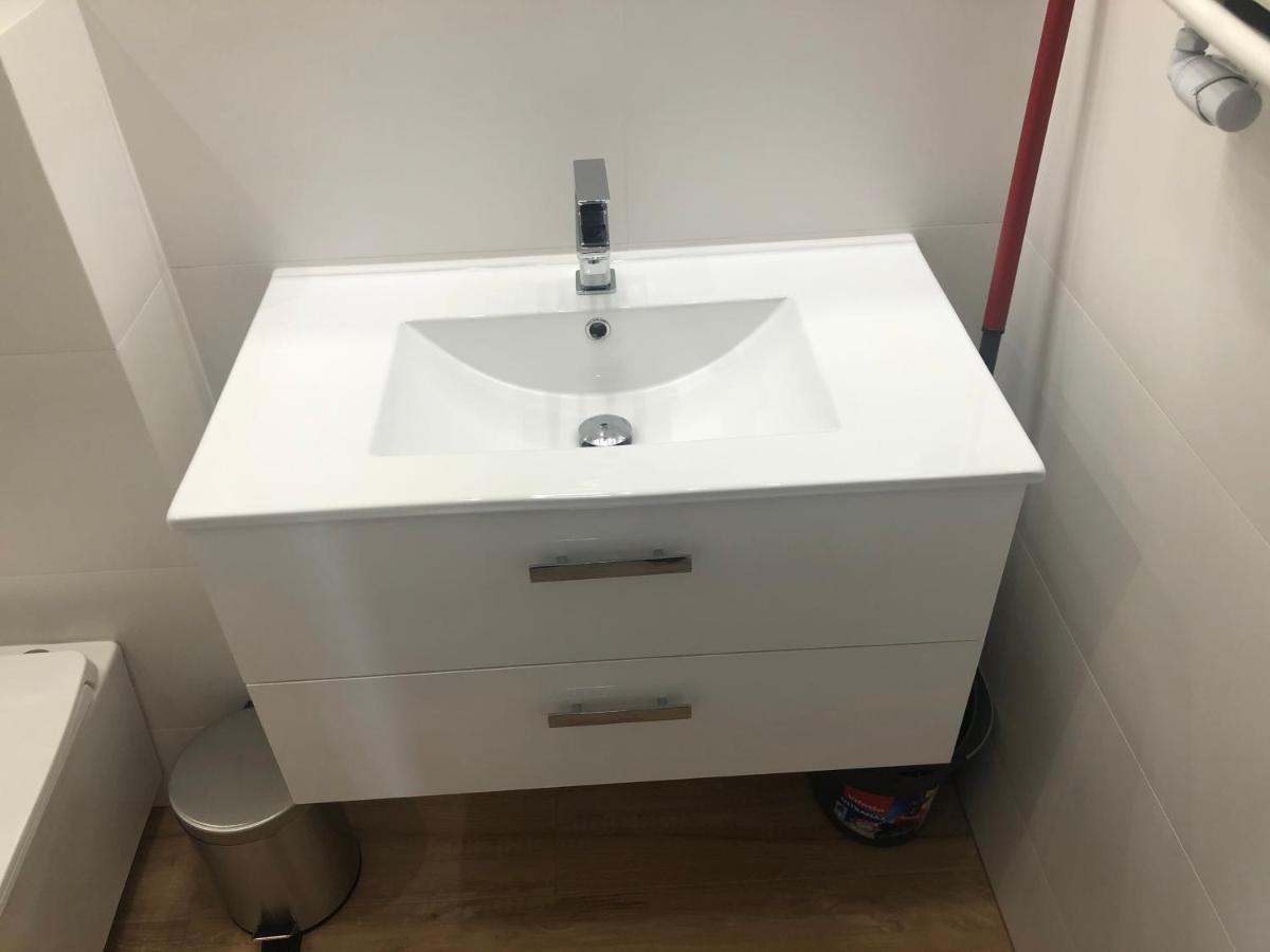 Klimatyzowane Apartamenty I Pokoje Przy Targach Kielce Exteriör bild