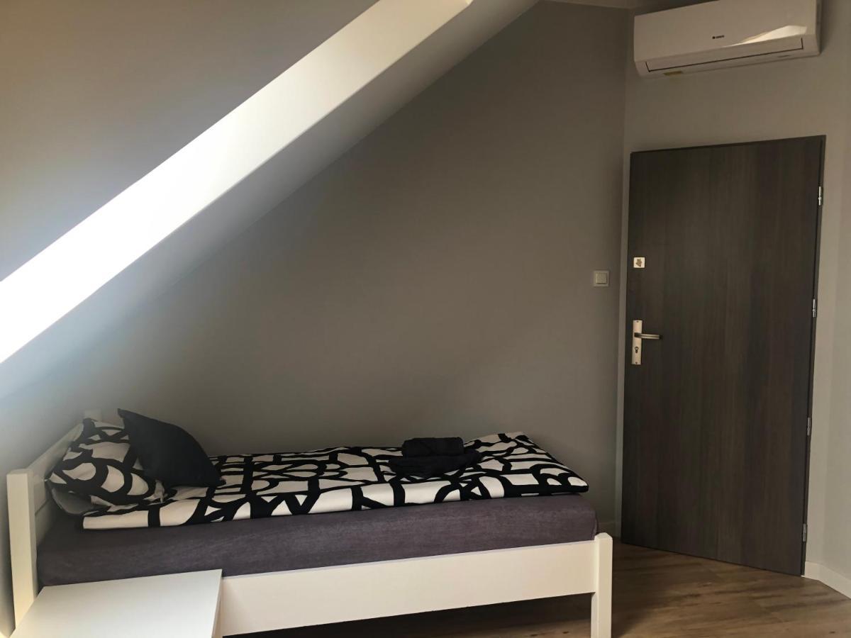 Klimatyzowane Apartamenty I Pokoje Przy Targach Kielce Exteriör bild
