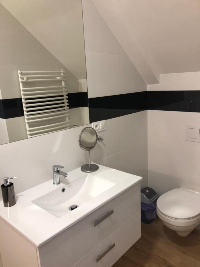 Klimatyzowane Apartamenty I Pokoje Przy Targach Kielce Exteriör bild