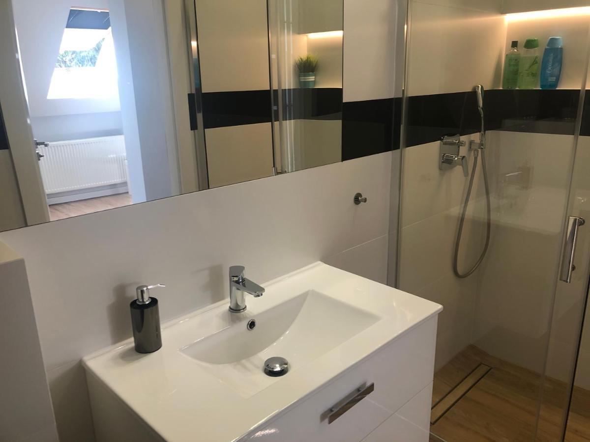 Klimatyzowane Apartamenty I Pokoje Przy Targach Kielce Exteriör bild