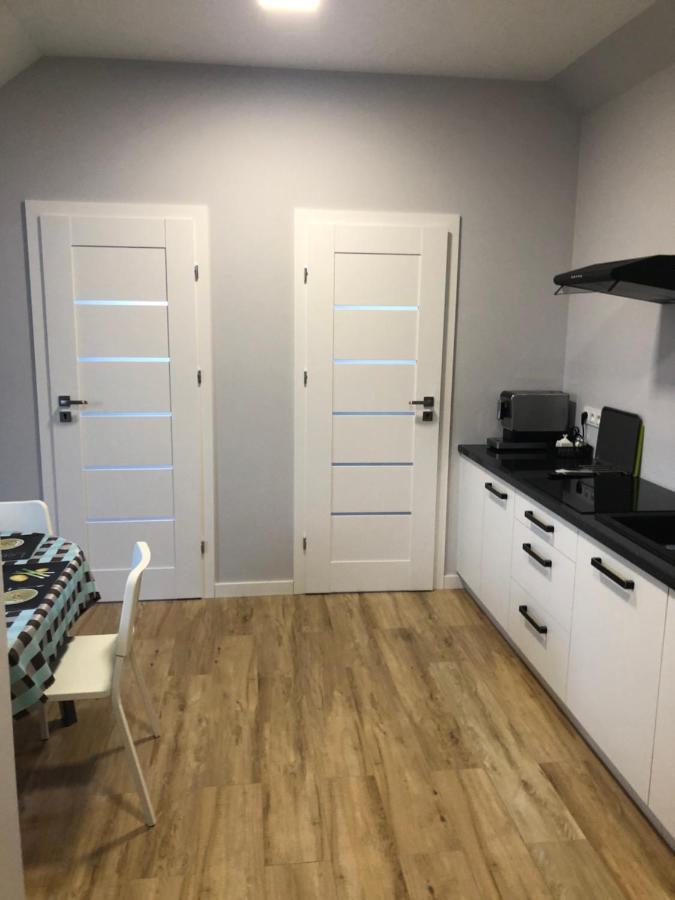Klimatyzowane Apartamenty I Pokoje Przy Targach Kielce Exteriör bild