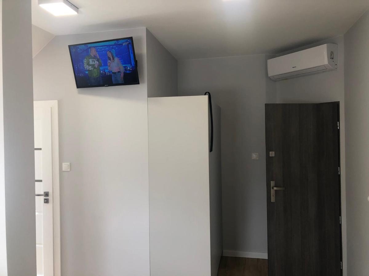 Klimatyzowane Apartamenty I Pokoje Przy Targach Kielce Exteriör bild